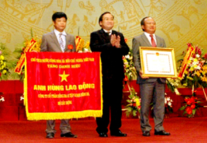 Đại diện Công ty cổ phần sông Đà 6 đón nhận danh hiệu Anh hùng Lao động do Đảng, Nhà nước trao tặng